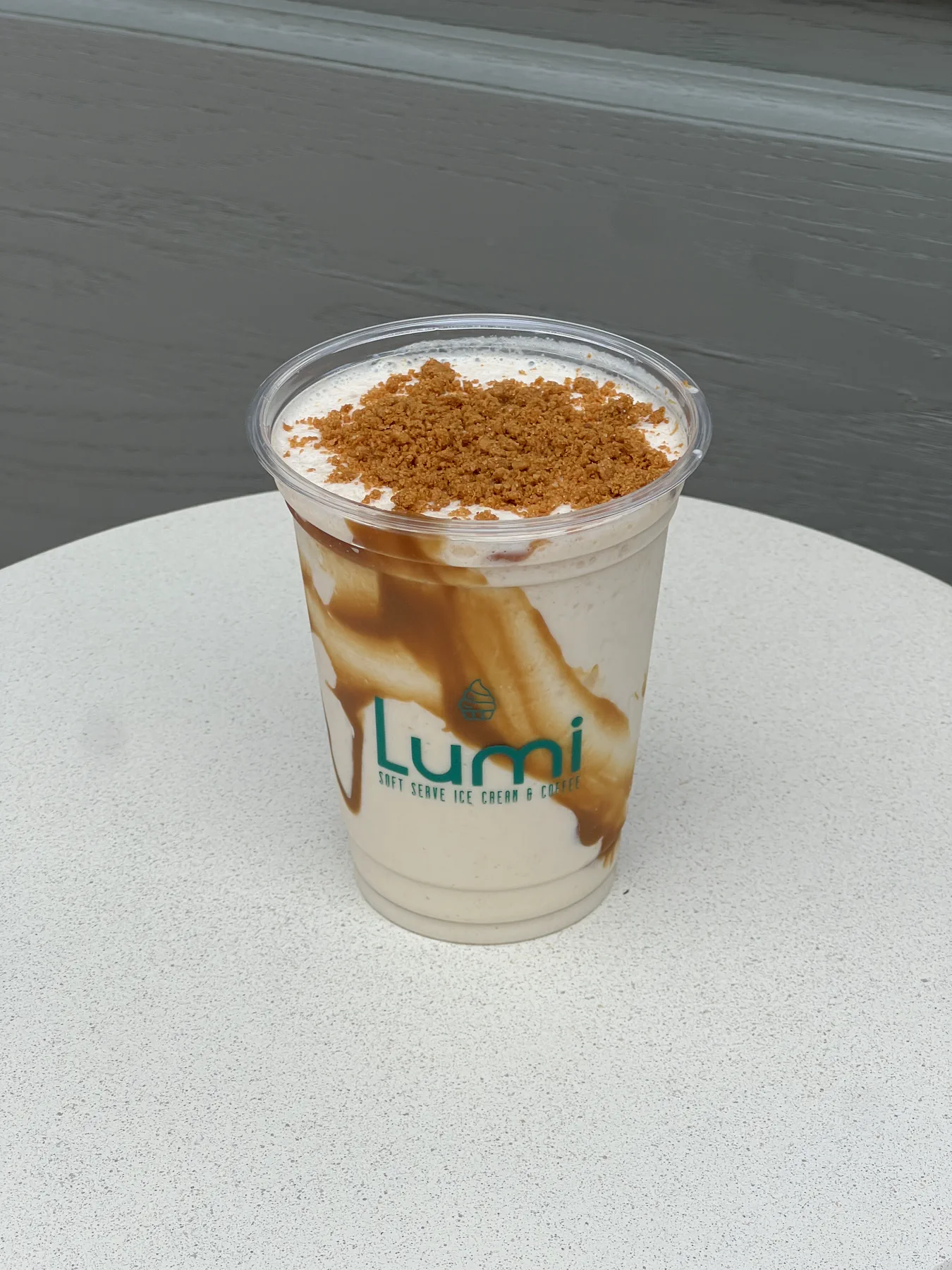 Lumi karamelli sütlü içeceğinin beyaz masa üzerindeki fotoğrafı