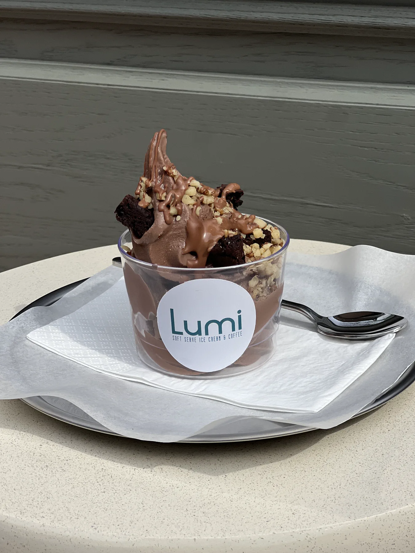 Lumi çikolatalı soft serve kupasının yakın plan fotoğrafı