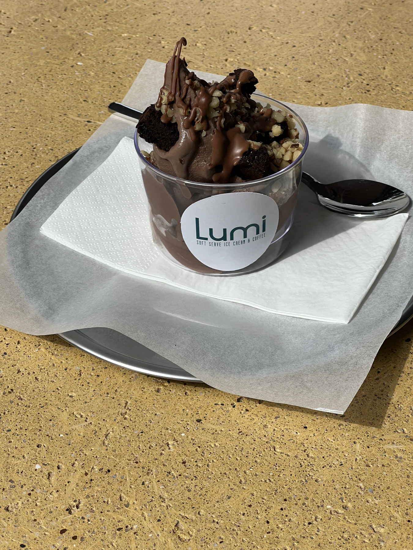 Lumi çikolatalı soft serve kupasının masa üzerindeki fotoğrafı