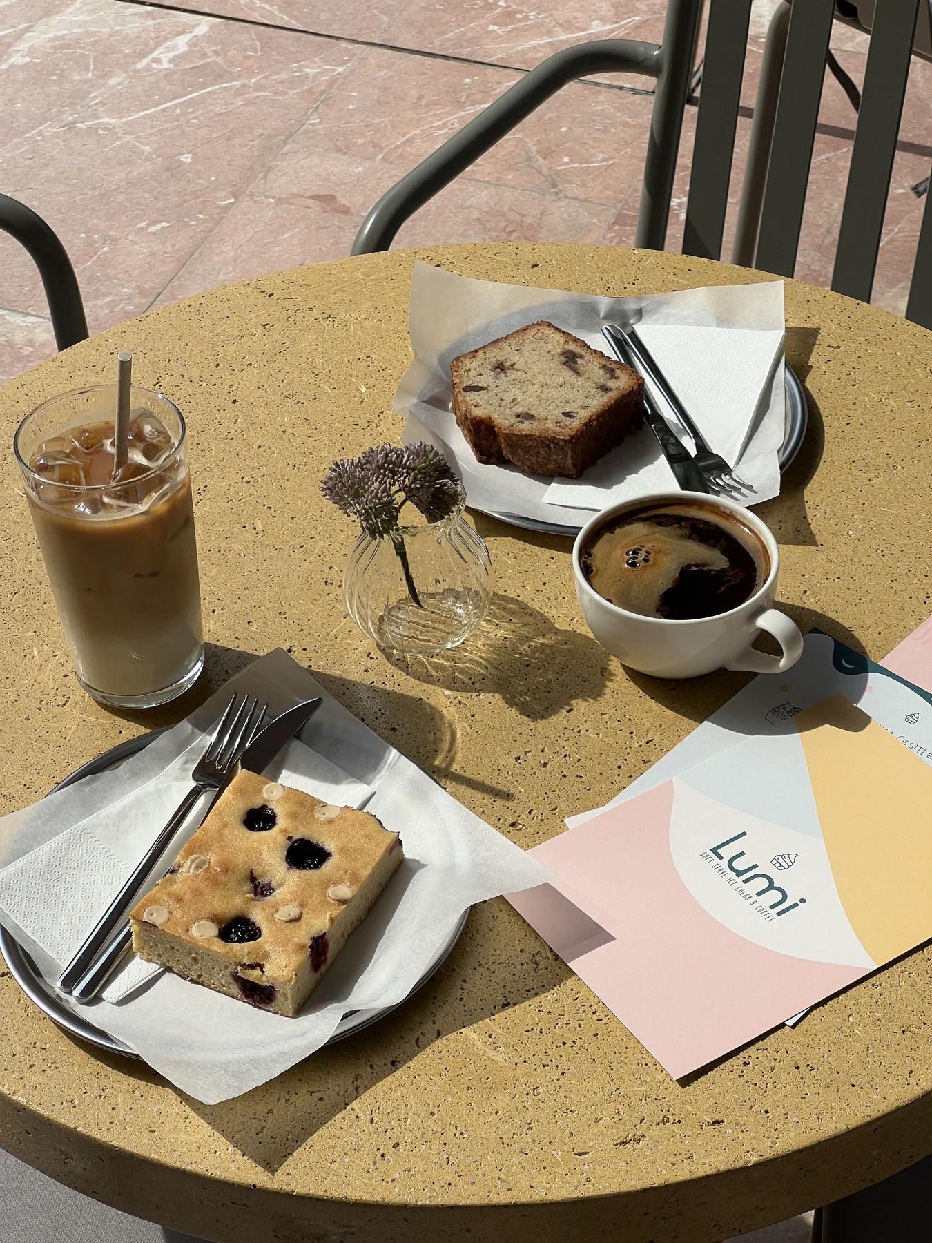 Lumi kahve ve tatlı eşleşmelerinin masa üzerindeki fotoğrafı