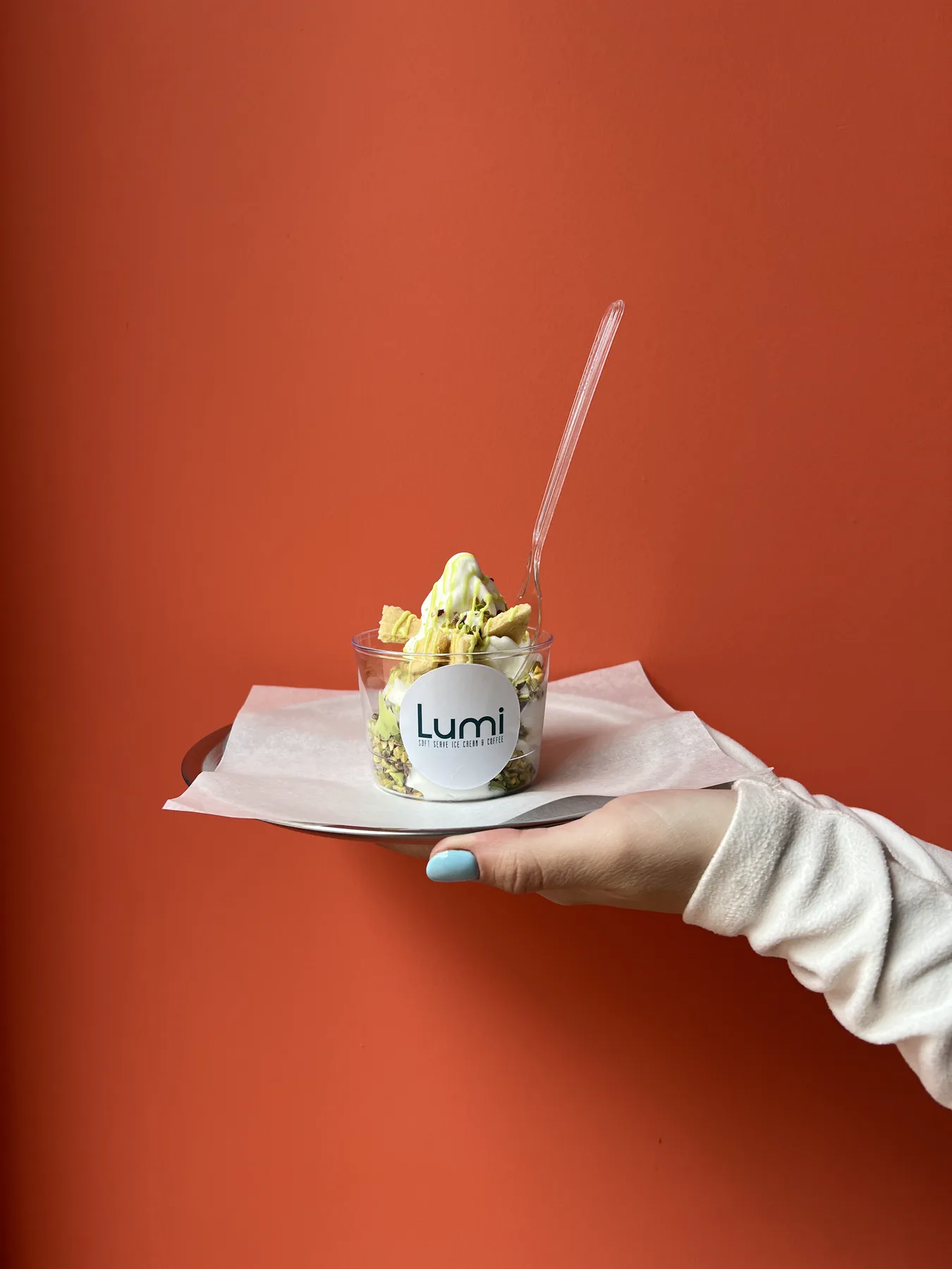 Lumi fıstıklı soft serve kupasının elde sunulduğu fotoğraf