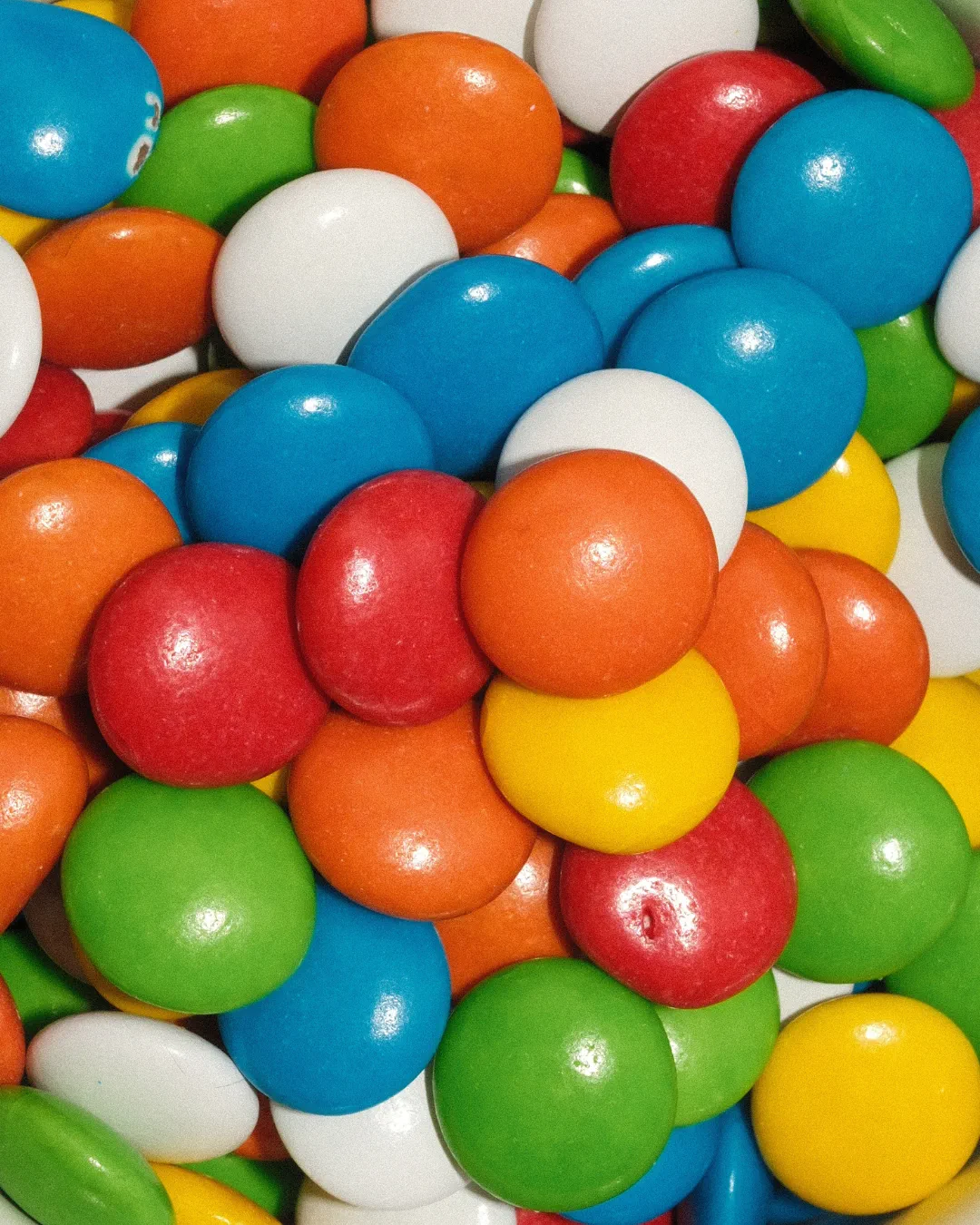 Renkli draje çikolatalar yakın plan fotoğrafı