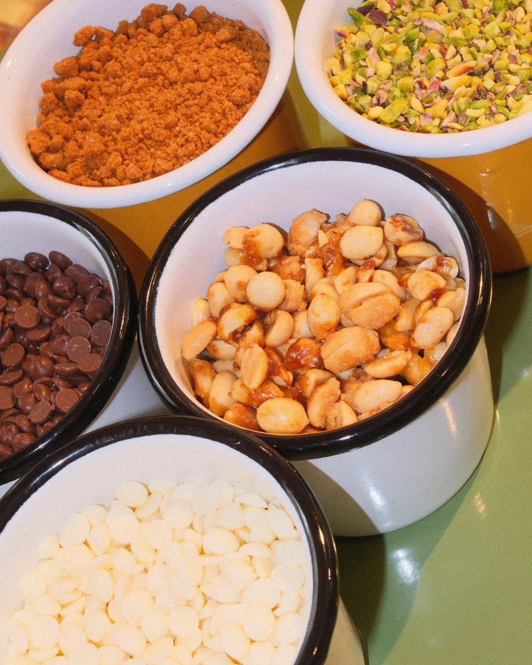 Lumi topping kaselerinin üstten çekilmiş fotoğrafı